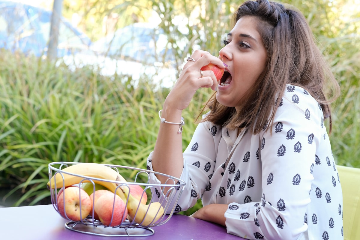 Spuntino salutare consumato durante una pausa di lavoro
